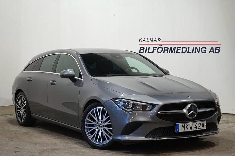 Mörkgrå Begagnad 2019 Mercedes CLA180 Shooting Brake Kombi | 259 900 kr (Marknadspris) - Bild 1/4