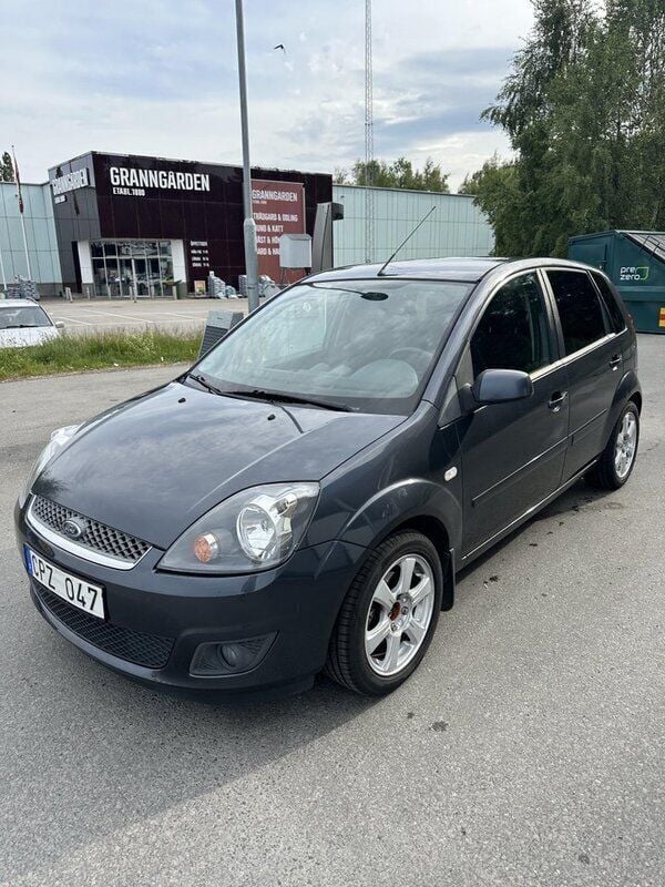 Grå Begagnad 2008 Ford Fiesta Halvkombi | 23 000 kr (Marknadspris) - Bild 1/4