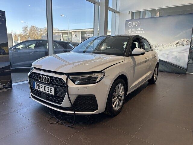 Glaciärvit metallic manhattangrå metallic Ny 2025 Audi A1 Sportback Proline Halvkombi | 259 000 kr (Marknadspris) - Bild 1/4