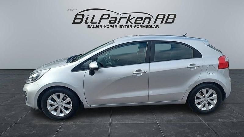 Begagnad Kia Rio 109 HK (80 kW) 2011 Silver Halvkombi
