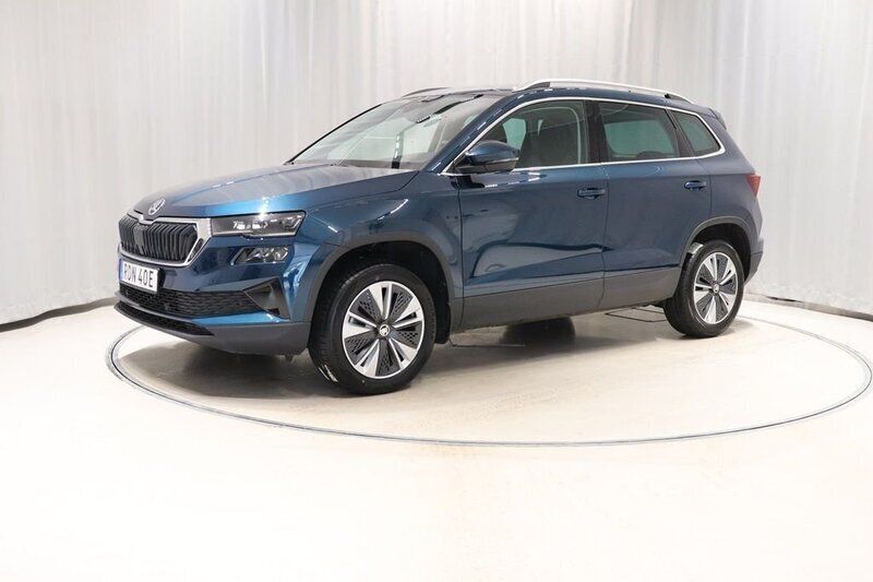 Blå Begagnad 2023 Skoda Karoq SUV | 314 400 kr (Marknadspris) - Bild 1/4