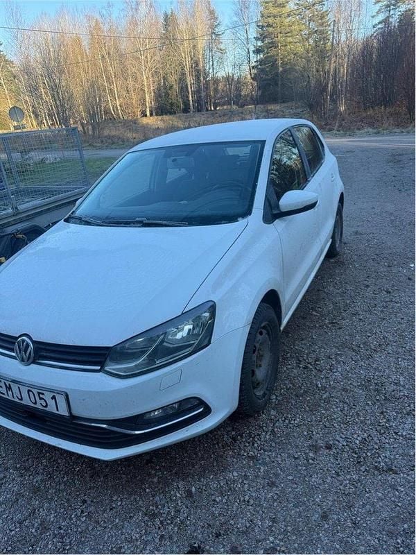 Vit Begagnad 2015 VW Polo Halvkombi | 89 000 kr (Marknadspris) - Bild 1/4
