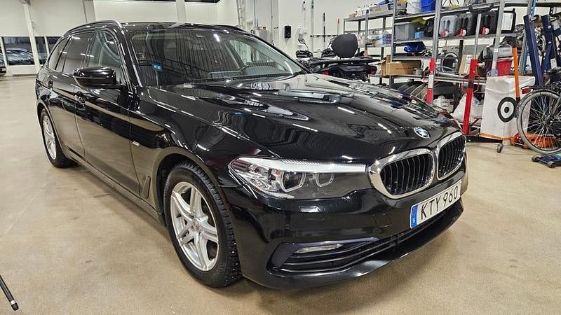 Svart Begagnad 2018 BMW 520 Kombi | 199 000 kr (Lite dyr) - Bild 1/4