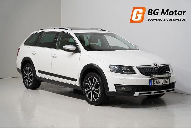 Vit Begagnad 2015 Skoda Octavia Scout Business Line Kombi | 159 700 kr (Marknadspris) - Bild 1/4