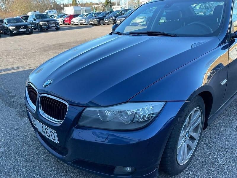Blå metallic Begagnad 2011 BMW 320 Sedan | 95 000 kr (Dyr) - Bild 1/2
