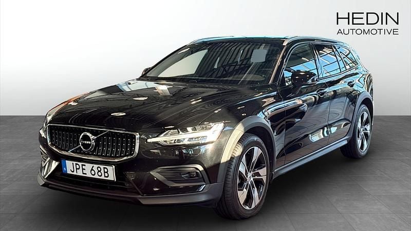 Svart (black) Begagnad 2021 Volvo V60 CC Momentum Kombi | 299 000 kr (Bra pris) - Bild 1/4