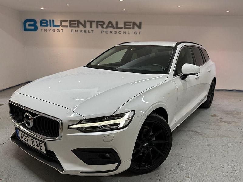 Vit Begagnad 2022 Volvo V60 Momentum Kombi | 289 900 kr (Marknadspris) - Bild 1/4