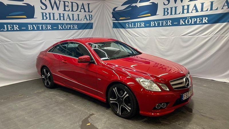 Ljusröd (röd) Begagnad 2011 Mercedes E220 AMG Sportkupé | 139 800 kr (Marknadspris) - Bild 1/4