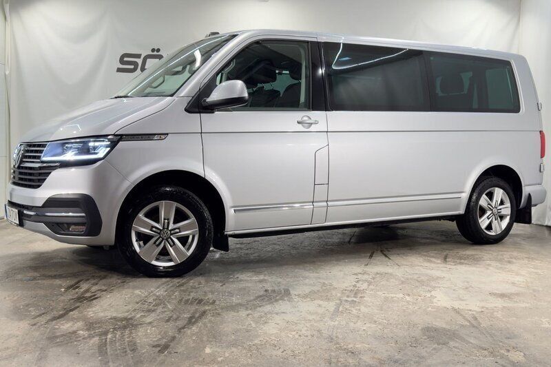 Silver Begagnad 2022 VW Caravelle Minibuss | 489 900 kr (Dyr) - Bild 1/4