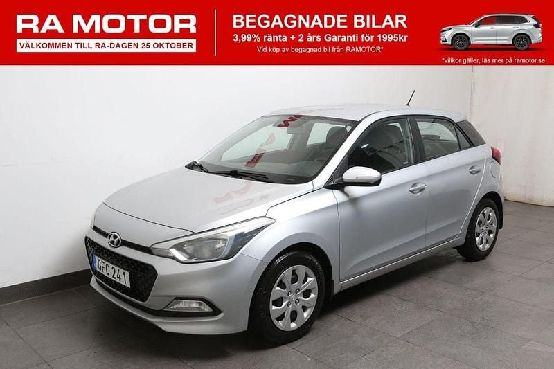 Silver (silver metallic ) Begagnad 2015 Hyundai i20 Comfort Halvkombi | 79 900 kr (Marknadspris) - Bild 1/3