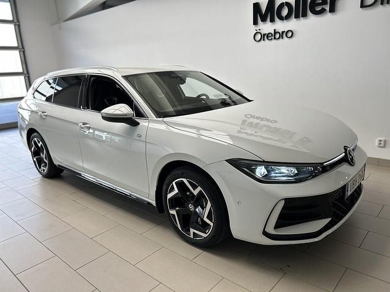 Vit (pure white) Begagnad 2024 VW Passat R-line Kombi | 489 900 kr - Bild 1/4