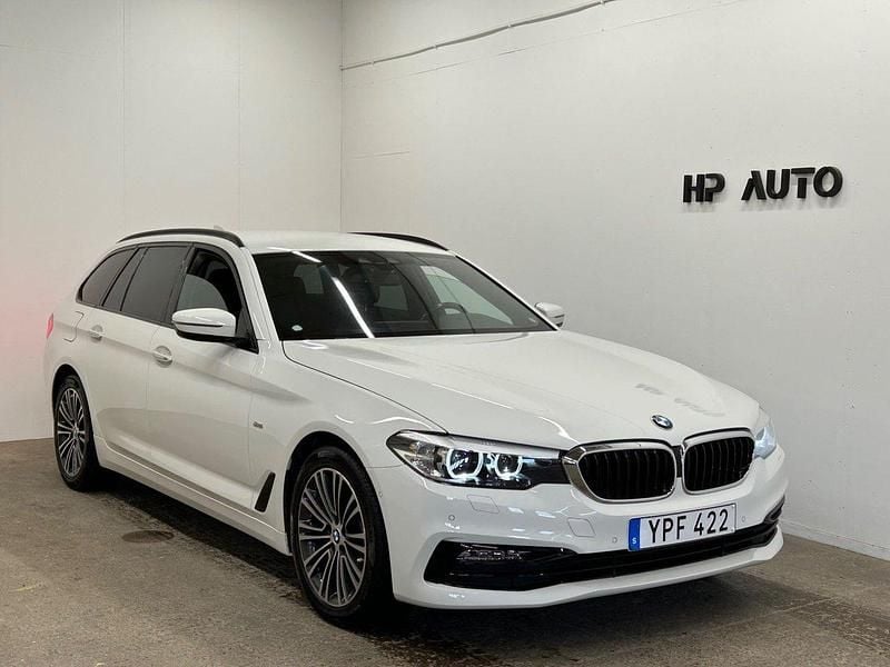 Vit Begagnad 2017 BMW 520 Sport Line Kombi | 214 000 kr (Lite dyr) - Bild 1/4