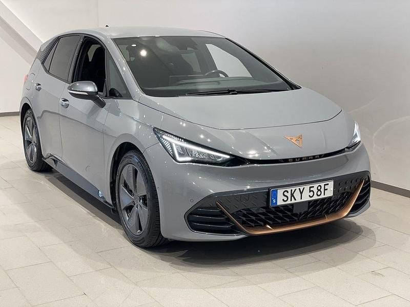 Ljusgrå (panotgrau) Begagnad 2022 Cupra Born Halvkombi | 239 900 kr (Marknadspris) - Bild 1/3