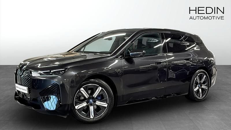 Grå (grey) Begagnad 2022 BMW iX SUV | 498 700 kr (Marknadspris) - Bild 1/4