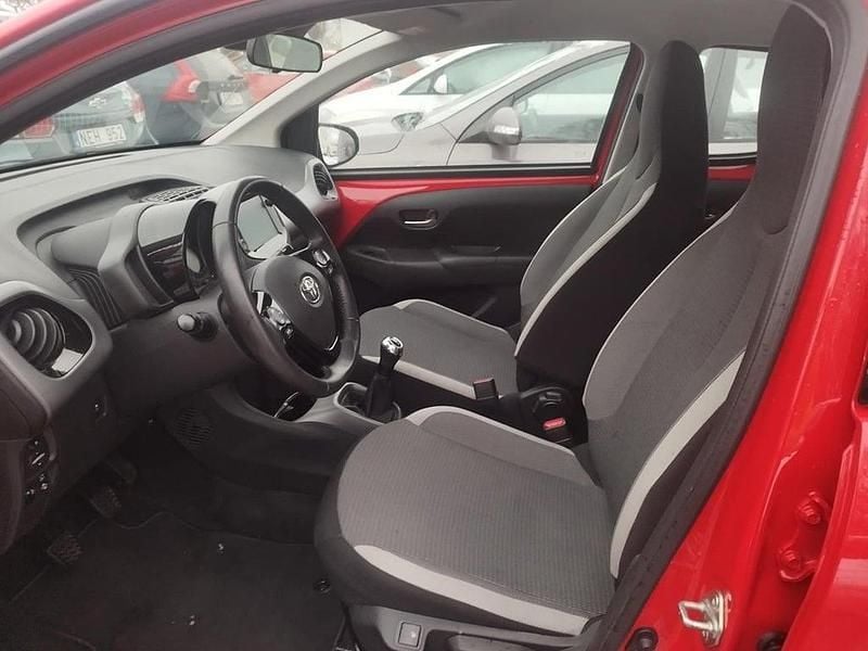 Begagnad Toyota Aygo X-play 72 HK (52 kW) 2021 Röd Halvkombi