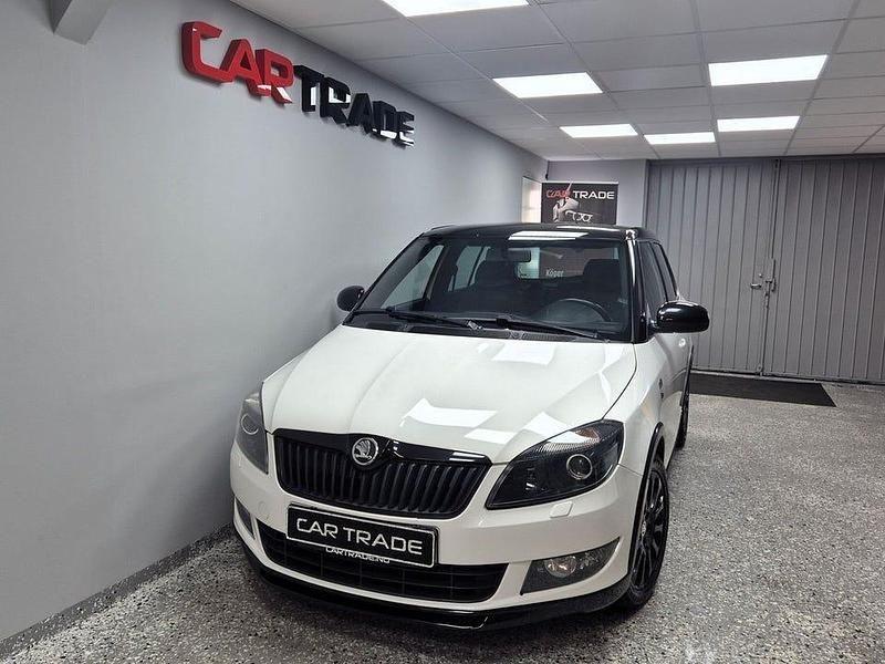 Vit Begagnad 2014 Skoda Fabia Monte Carlo Halvkombi | 79 900 kr (Marknadspris) - Bild 1/4