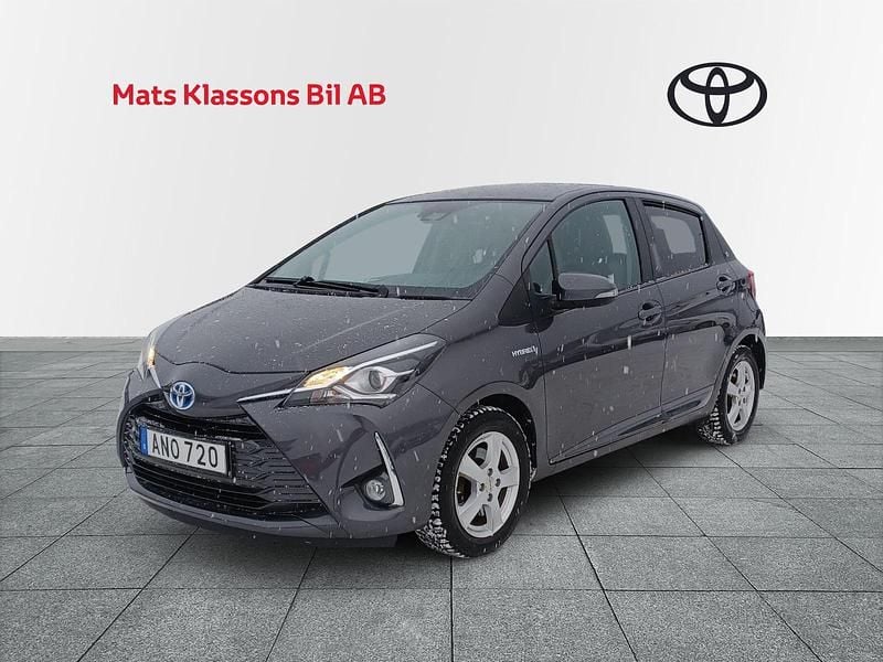Mörkgrå Begagnad 2019 Toyota Yaris Hybrid Halvkombi | 179 000 kr (Lite dyr) - Bild 1/4