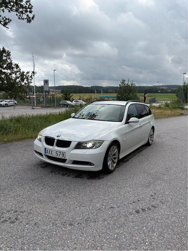 Vit Begagnad 2007 BMW 320 Advantage Kombi | 40 000 kr (Marknadspris) - Bild 1/4
