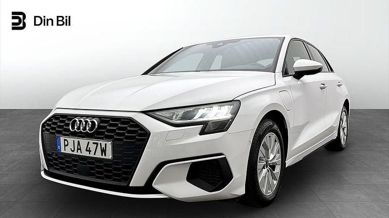 Vit Begagnad 2023 Audi A3 e-tron Proline Halvkombi | 299 000 kr (Dyr) - Bild 1/4