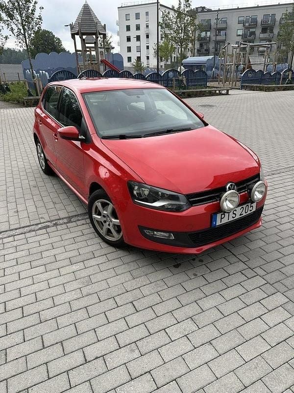 Röd Begagnad 2013 VW Polo Halvkombi | 63 500 kr (Marknadspris) - Bild 1/4