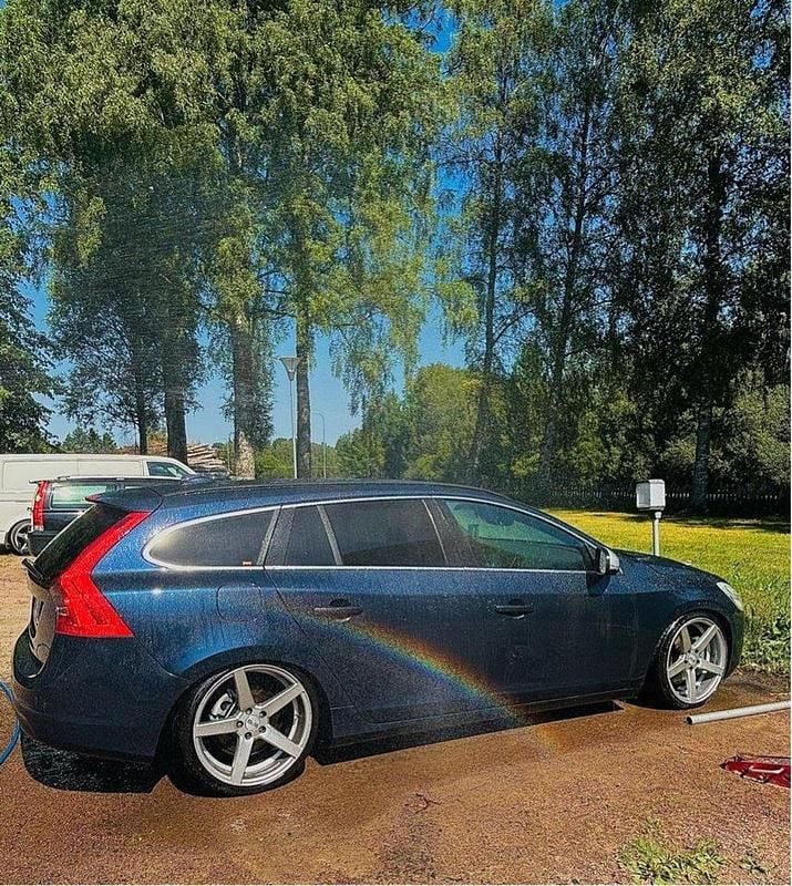 Blå Begagnad 2012 Volvo V60 Momentum Kombi | 61 000 kr (Marknadspris) - Bild 1/4