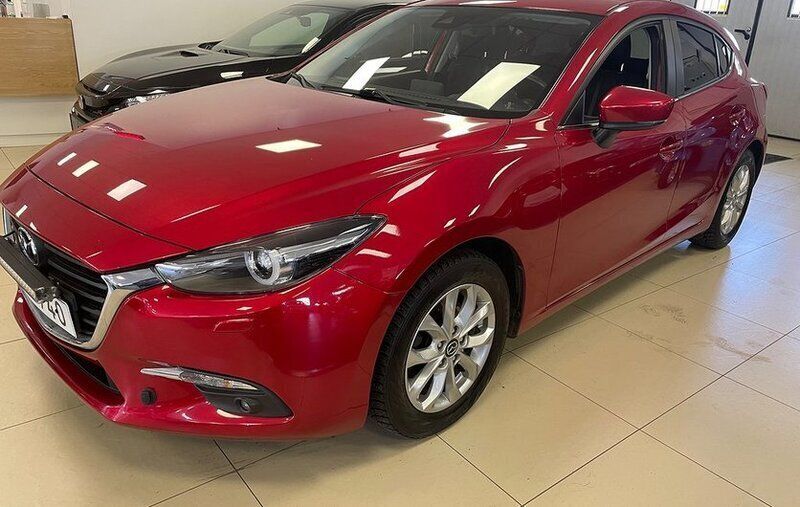 Röd Begagnad 2018 Mazda 3 Inclusive Halvkombi | 149 900 kr (Marknadspris) - Bild 1/4