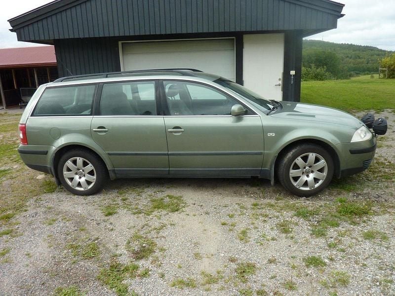 Grön Begagnad 2002 VW Passat Comfortline Kombi | 24 000 kr (Lite dyr) - Bild 1/4