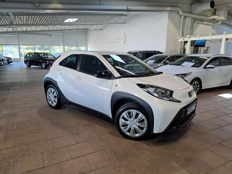 Vit Begagnad 2024 Toyota Aygo Halvkombi | 178 500 kr (Marknadspris) - Bild 1/4