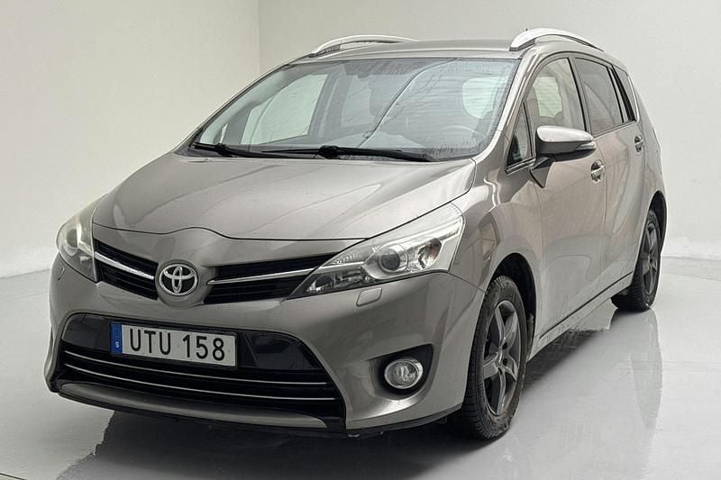 Silver Begagnad 2015 Toyota Verso Edition Minibuss | 107 000 kr (Bra pris) - Bild 1/4