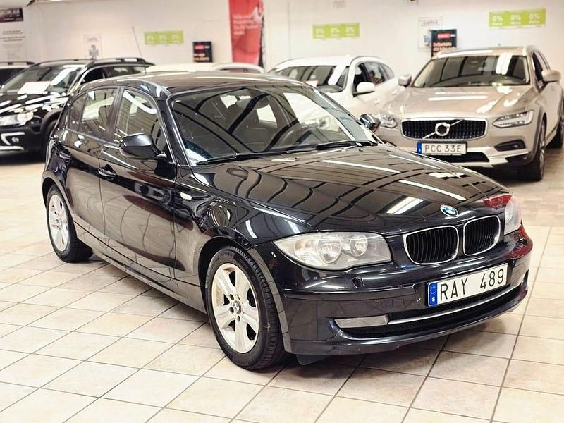 Svart Begagnad 2011 BMW 118 Comfort Edition Halvkombi | 79 900 kr (Marknadspris) - Bild 1/4