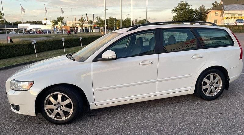 Vit Begagnad 2011 Volvo V50 Momentum Kombi | 47 000 kr (Bra pris) - Bild 1/3