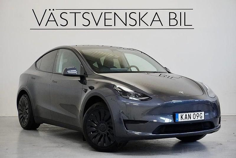 Grå Begagnad 2022 Tesla Model Y SUV | 359 000 kr - Bild 1/4