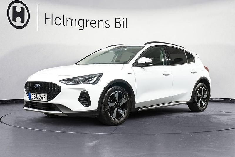 Vit Begagnad 2022 Ford Focus Active Halvkombi | 198 900 kr (Marknadspris) - Bild 1/4