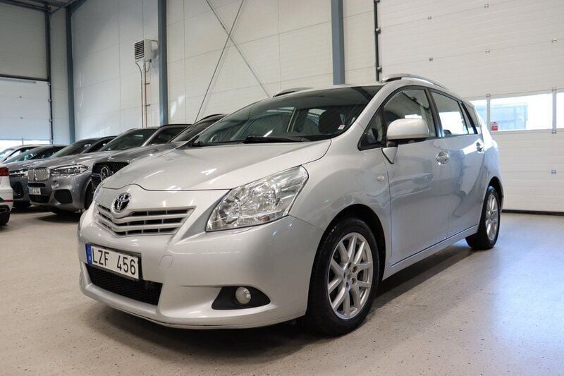 Silver Begagnad 2011 Toyota Verso Minibuss | 114 900 kr (Dyr) - Bild 1/4