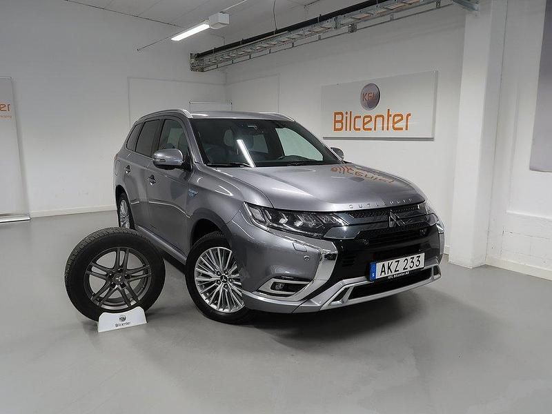 Grå Begagnad 2018 Mitsubishi Outlander P-HEV SUV | 229 900 kr (Marknadspris) - Bild 1/3