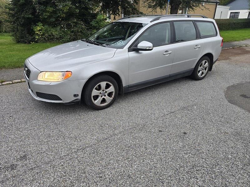 Grå Begagnad 2009 Volvo V70 Kinetic Kombi | 33 000 kr (Marknadspris) - Bild 1/4