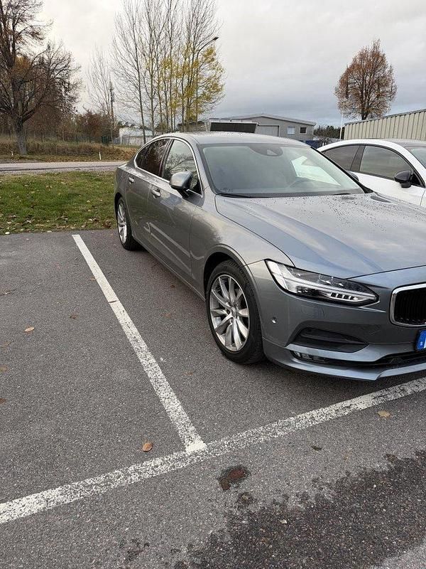 Grå Begagnad 2018 Volvo S90 Momentum Sedan | 269 500 kr (Bra pris) - Bild 1/4