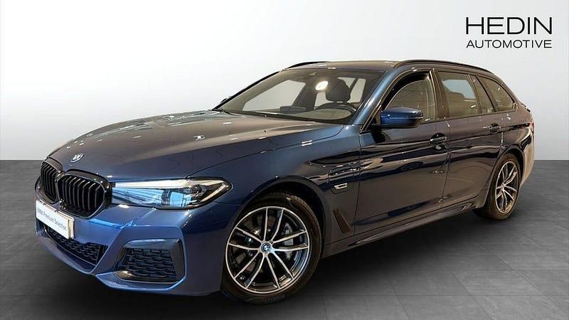 Blå Begagnad 2024 BMW 530 M Sport Kombi | 438 700 kr - Bild 1/4