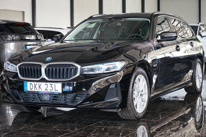 Svart Begagnad 2022 BMW 330e Sport Line Kombi | 252 500 kr (Marknadspris) - Bild 1/4