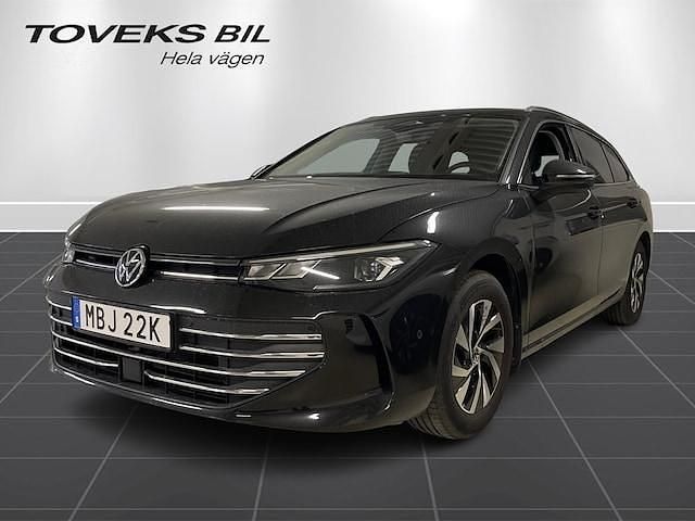 Svart (grenadilla black metallic) Begagnad 2024 VW Passat Business Kombi | 349 900 kr (Lite dyr) - Bild 1/4
