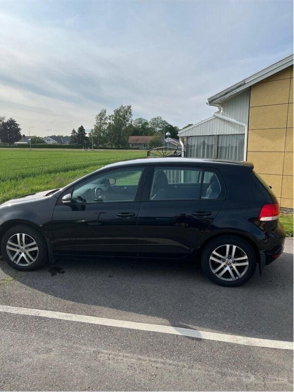 Svart Begagnad 2011 VW Golf VI Halvkombi | 60 000 kr (Bra pris) - Bild 1/4