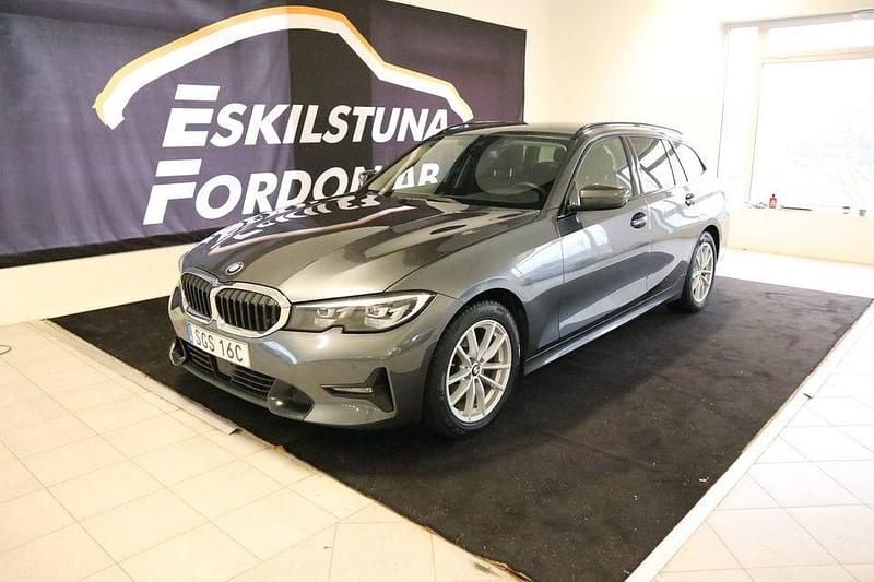 Grå Begagnad 2020 BMW 320 Sport Line Kombi | 264 900 kr (Marknadspris) - Bild 1/4