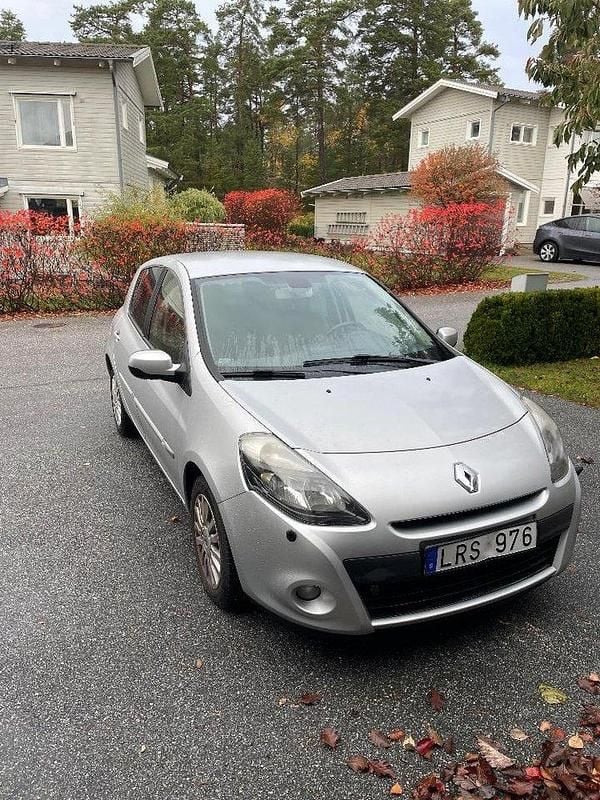 Silver Begagnad 2011 Renault Clio R.S. Halvkombi | 35 000 kr (Bra pris) - Bild 1/4
