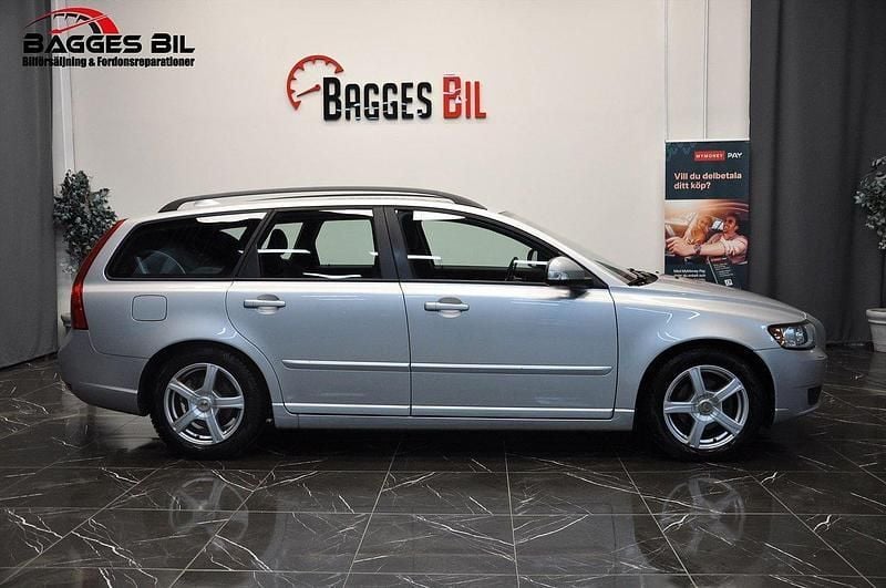 Ljusgrå Begagnad 2011 Volvo V50 Kombi | 59 900 kr (Marknadspris) - Bild 1/4