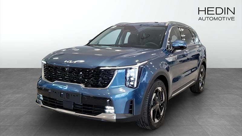 Blå (blue) Ny 2025 Kia Sorento Advance SUV | 599 900 kr - Bild 1/4