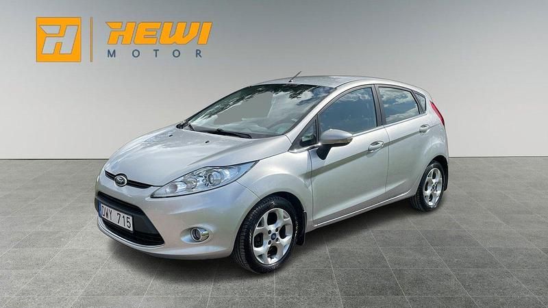 Grå Begagnad 2011 Ford Fiesta Titanium Halvkombi | 49 800 kr (Marknadspris) - Bild 1/4