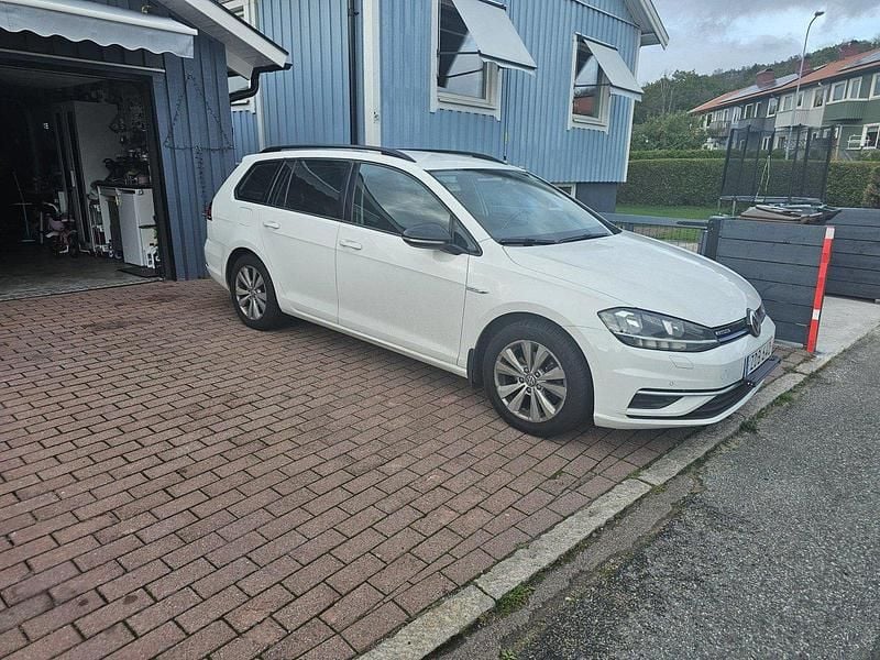 Vit Begagnad 2018 VW Golf VII Kombi | 63 000 kr - Bild 1/4