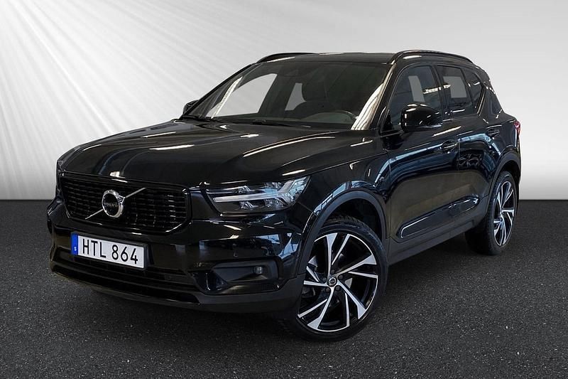 Svart Begagnad 2018 Volvo XC40 R-Design SUV | 304 400 kr (Marknadspris) - Bild 1/4