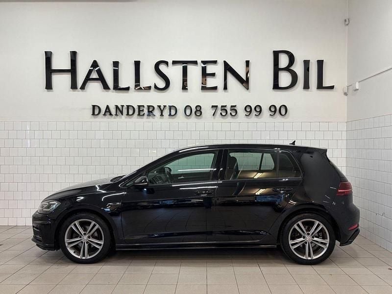 Svart Begagnad 2017 VW Golf VII R-line Halvkombi | 139 000 kr (Marknadspris) - Bild 1/4