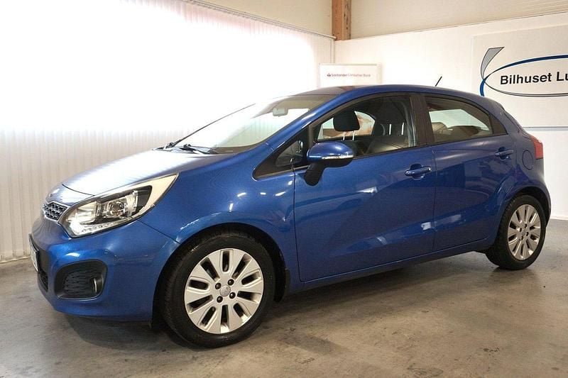 Blå Begagnad 2013 Kia Rio Halvkombi | 84 000 kr (Marknadspris) - Bild 1/4